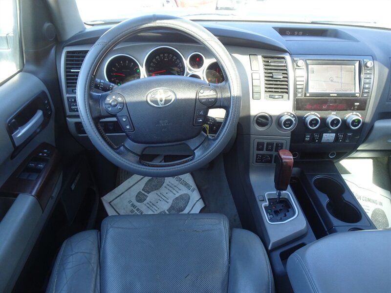 2011 Toyota Sequoia Platinum  5.7L V8 4X4 - Photo 9 - Cincinnati, OH 45255