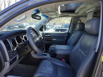 2011 Toyota Sequoia Platinum  5.7L V8 4X4 - Photo 18 - Cincinnati, OH 45255