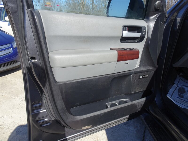 2011 Toyota Sequoia Platinum  5.7L V8 4X4 - Photo 27 - Cincinnati, OH 45255