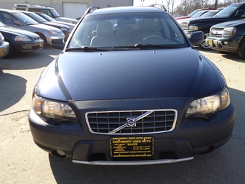 2001 Volvo V70   - Photo 2 - Cincinnati, OH 45255