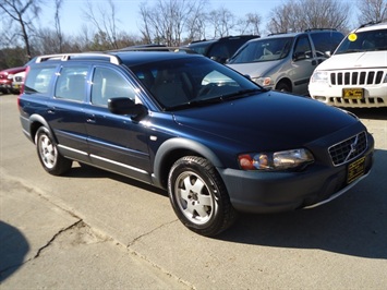 2001 Volvo V70   - Photo 1 - Cincinnati, OH 45255