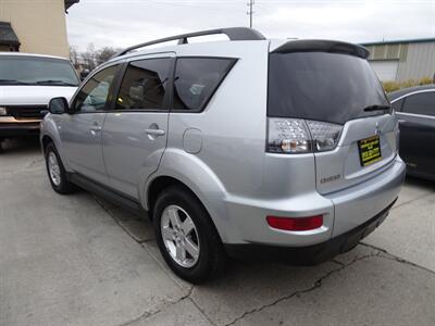 2010 Mitsubishi Outlander ES  2.4L I4 AWD - Photo 8 - Cincinnati, OH 45255