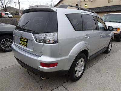 2010 Mitsubishi Outlander ES  2.4L I4 AWD - Photo 6 - Cincinnati, OH 45255