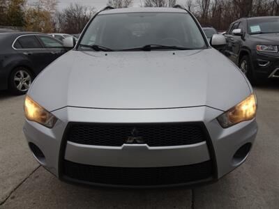 2010 Mitsubishi Outlander ES  2.4L I4 AWD - Photo 2 - Cincinnati, OH 45255