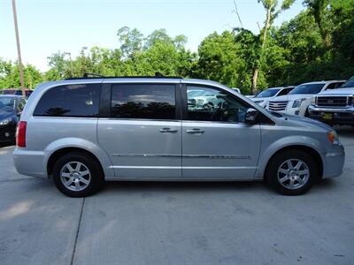 2012 Chrysler Town and Countr Touring-L  3.6L V6 FWD - Photo 3 - Cincinnati, OH 45255