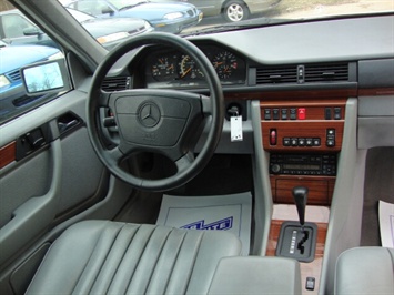 1995 Mercedes-Benz E Class E320   - Photo 6 - Cincinnati, OH 45255