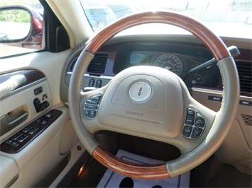 2004 Lincoln Town Car Ultimate   - Photo 18 - Cincinnati, OH 45255