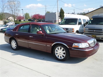 2004 Lincoln Town Car Ultimate   - Photo 1 - Cincinnati, OH 45255