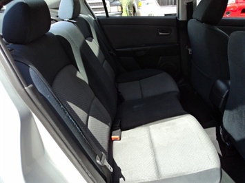 2004 Mazda Mazda3 i   - Photo 9 - Cincinnati, OH 45255
