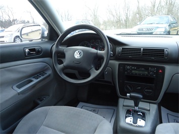 2002 Volkswagen Passat GLS   - Photo 7 - Cincinnati, OH 45255