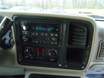 2005 Chevrolet Suburban 1500 LT   - Photo 18 - Cincinnati, OH 45255