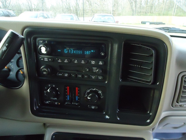 2005 Chevrolet Suburban 1500 LT   - Photo 18 - Cincinnati, OH 45255