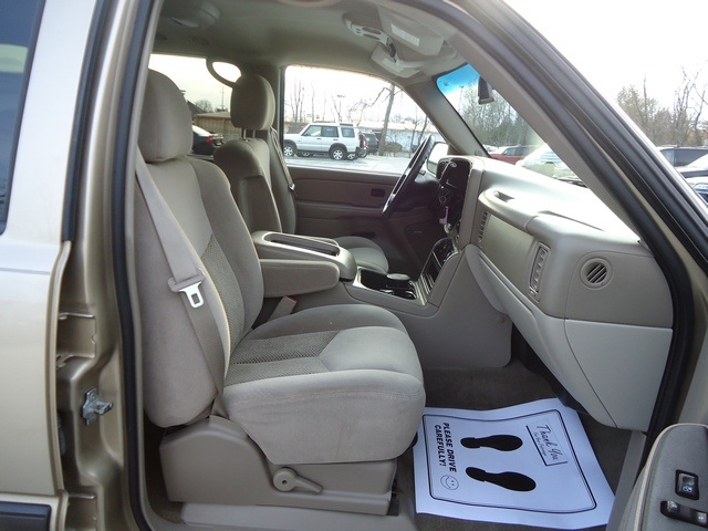 2005 Chevrolet Suburban 1500 LT   - Photo 7 - Cincinnati, OH 45255