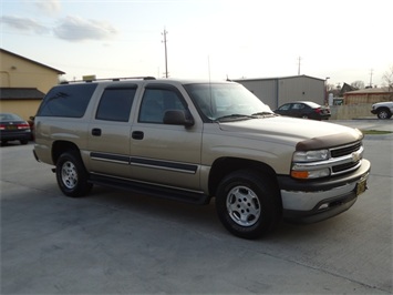 2005 Chevrolet Suburban 1500 LT   - Photo 1 - Cincinnati, OH 45255