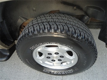 2005 Chevrolet Suburban 1500 LT   - Photo 29 - Cincinnati, OH 45255