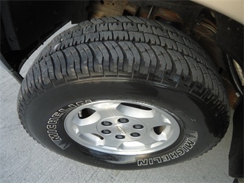 2005 Chevrolet Suburban 1500 LT   - Photo 30 - Cincinnati, OH 45255