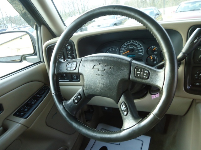 2005 Chevrolet Suburban 1500 LT   - Photo 21 - Cincinnati, OH 45255