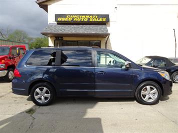 2009 Volkswagen Routan SEL Premium CARB   - Photo 2 - Cincinnati, OH 45255