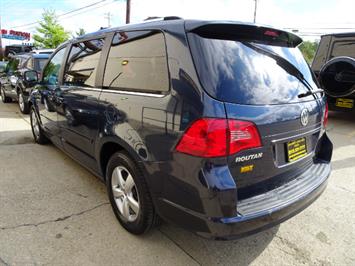 2009 Volkswagen Routan SEL Premium CARB   - Photo 10 - Cincinnati, OH 45255