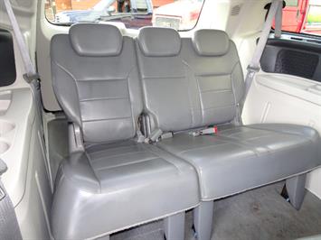 2009 Volkswagen Routan SEL Premium CARB   - Photo 14 - Cincinnati, OH 45255