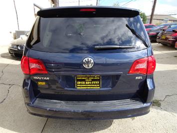 2009 Volkswagen Routan SEL Premium CARB   - Photo 3 - Cincinnati, OH 45255