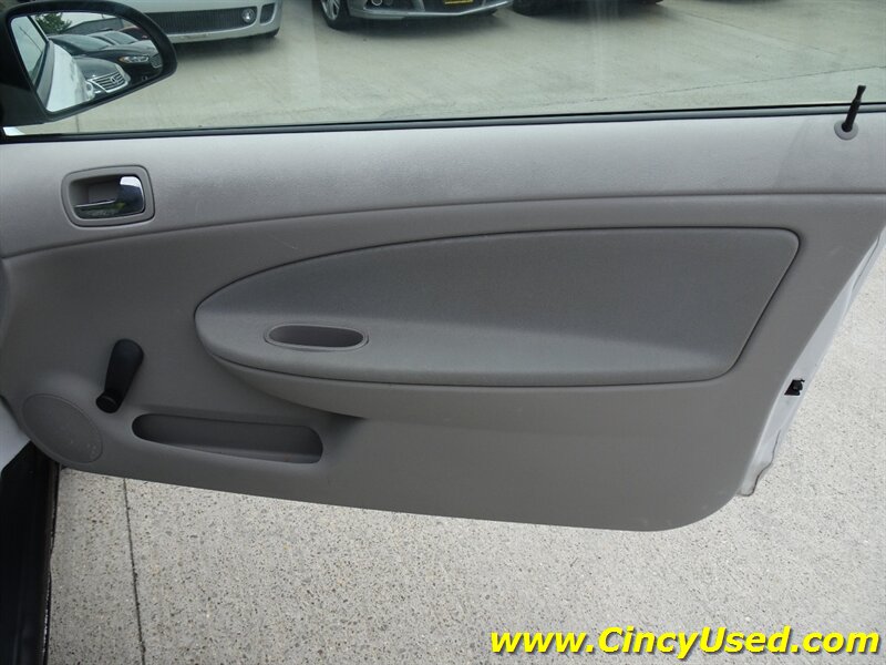 2006 Chevrolet Cobalt LS - Photo 26 - Cincinnati, OH 45255