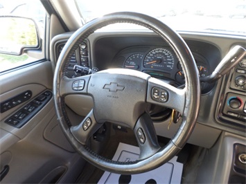 2006 Chevrolet Suburban 1500 LTZ   - Photo 22 - Cincinnati, OH 45255