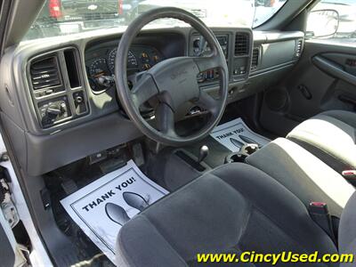 2005 GMC Sierra 2500HD Work Truck - Photo 9 - Cincinnati, OH 45255