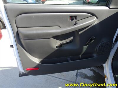 2005 GMC Sierra 2500HD Work Truck - Photo 24 - Cincinnati, OH 45255