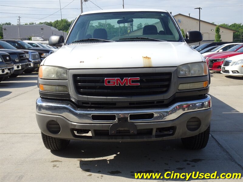 2005 GMC Sierra 2500HD Work Truck - Photo 2 - Cincinnati, OH 45255