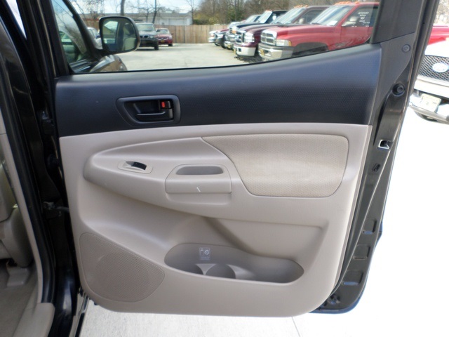 2005 Toyota Tacoma PreRunner - Photo 24 - Cincinnati, OH 45255