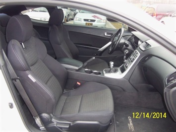 2010 Hyundai Genesis Coupe 2.0T   - Photo 8 - Cincinnati, OH 45255