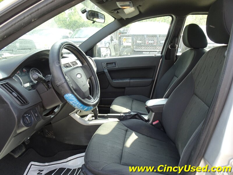 2011 Ford Focus SE - Photo 11 - Cincinnati, OH 45255