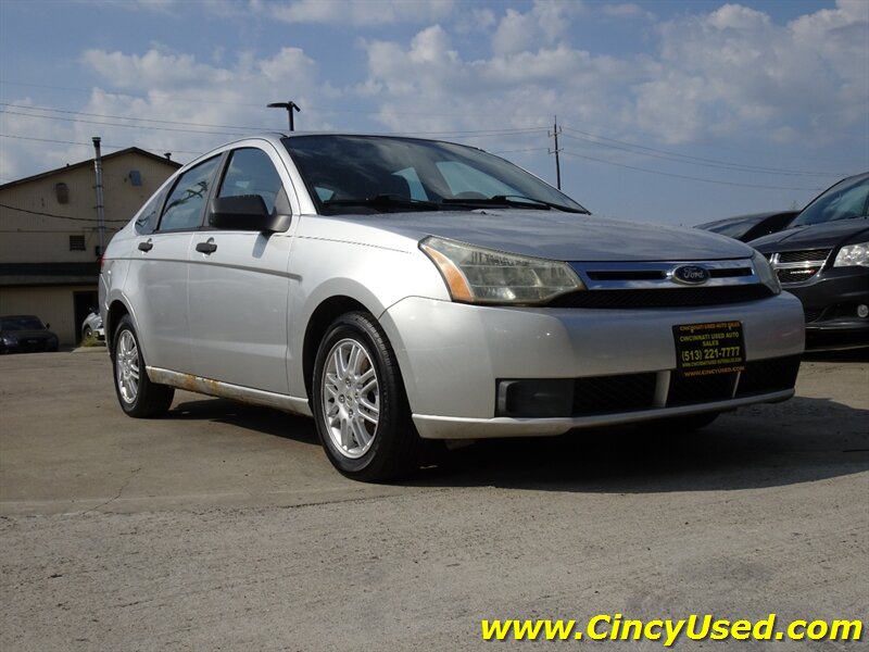 2011 Ford Focus SE - Photo 4 - Cincinnati, OH 45255