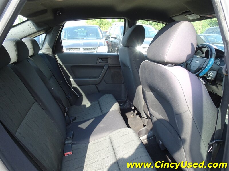 2011 Ford Focus SE - Photo 14 - Cincinnati, OH 45255