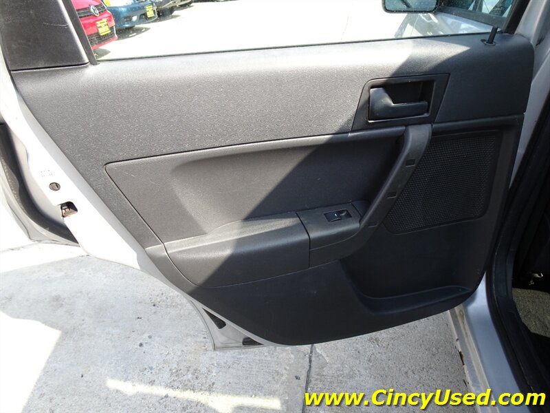 2011 Ford Focus SE - Photo 27 - Cincinnati, OH 45255