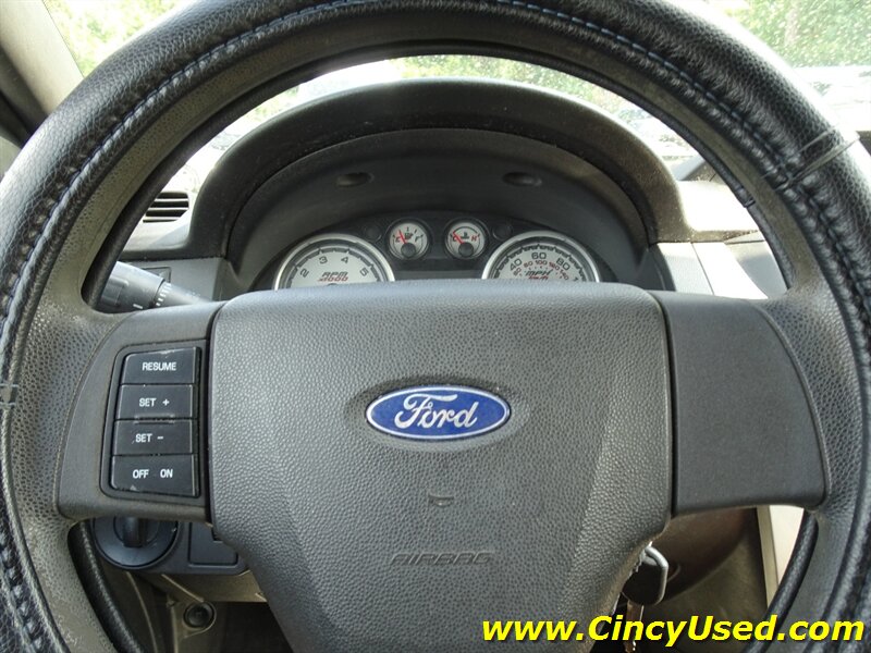 2011 Ford Focus SE - Photo 21 - Cincinnati, OH 45255