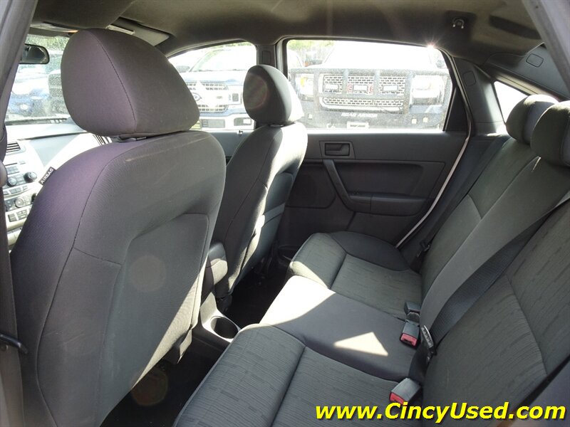 2011 Ford Focus SE - Photo 13 - Cincinnati, OH 45255