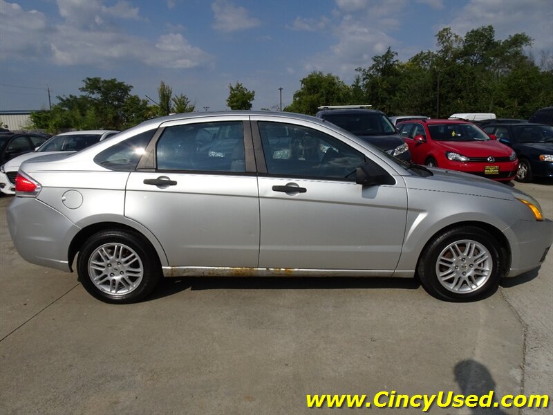 2011 Ford Focus SE - Photo 6 - Cincinnati, OH 45255
