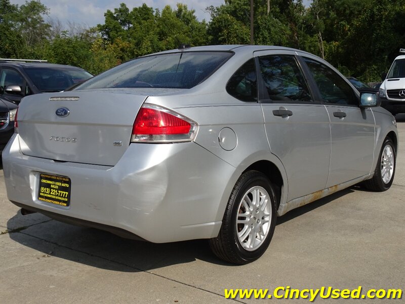 2011 Ford Focus SE - Photo 8 - Cincinnati, OH 45255