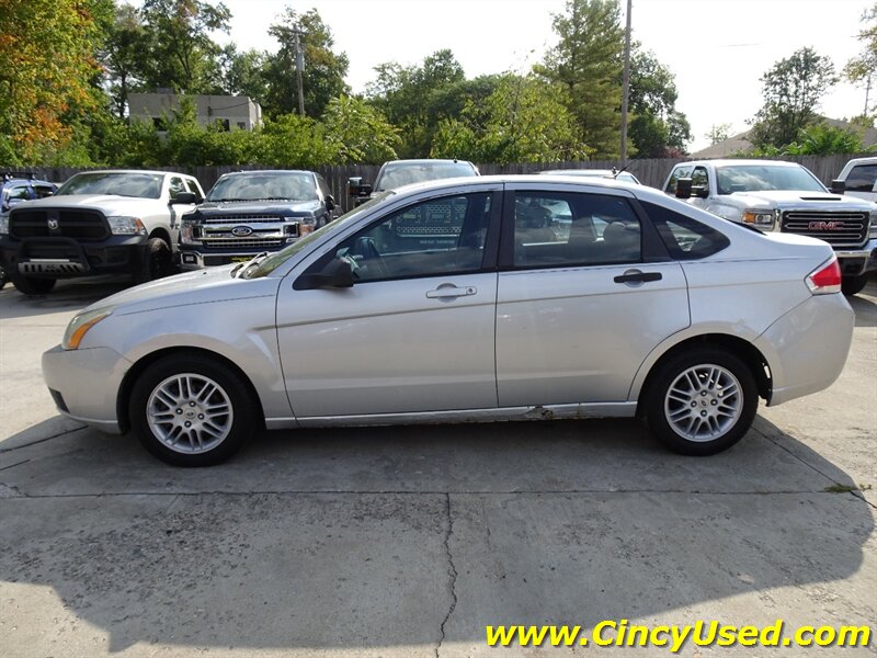 2011 Ford Focus SE - Photo 7 - Cincinnati, OH 45255