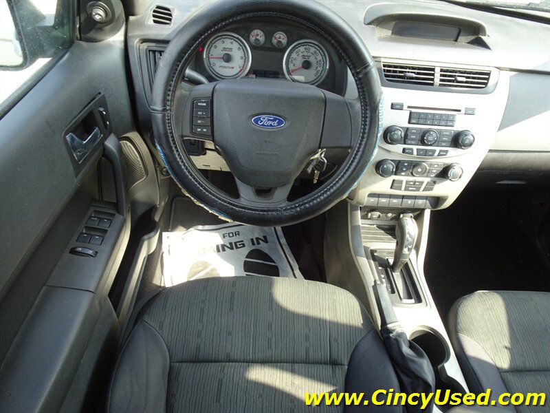 2011 Ford Focus SE - Photo 12 - Cincinnati, OH 45255