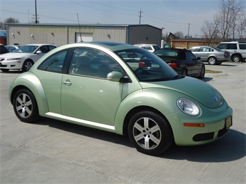 2006 Volkswagen New Beetle   - Photo 1 - Cincinnati, OH 45255