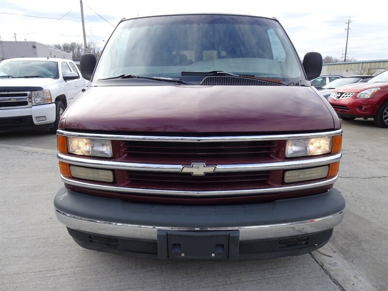 2000 Chevrolet Express G1500 Braun Handicap Lift 5.7L V8 RWD - Photo 2 - Cincinnati, OH 45255