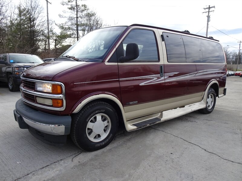 2000 Chevrolet Express G1500 Braun Handicap Lift 5.7L V8 RWD - Photo 3 - Cincinnati, OH 45255