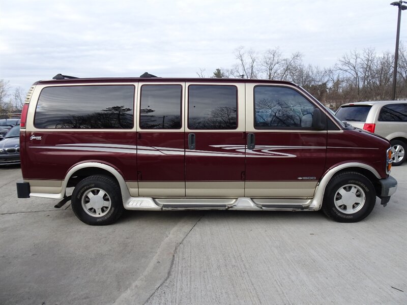 2000 Chevrolet Express G1500 Braun Handicap Lift 5.7L V8 RWD - Photo 4 - Cincinnati, OH 45255