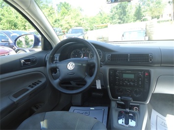 2004 Volkswagen Passat   - Photo 7 - Cincinnati, OH 45255