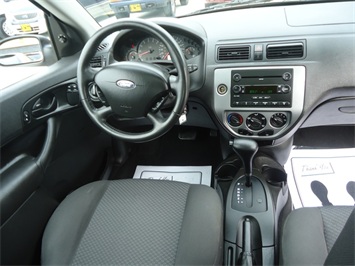 2005 Ford Focus ZX3 S   - Photo 7 - Cincinnati, OH 45255