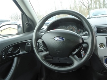 2005 Ford Focus ZX3 S   - Photo 19 - Cincinnati, OH 45255