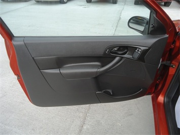 2005 Ford Focus ZX3 S   - Photo 23 - Cincinnati, OH 45255